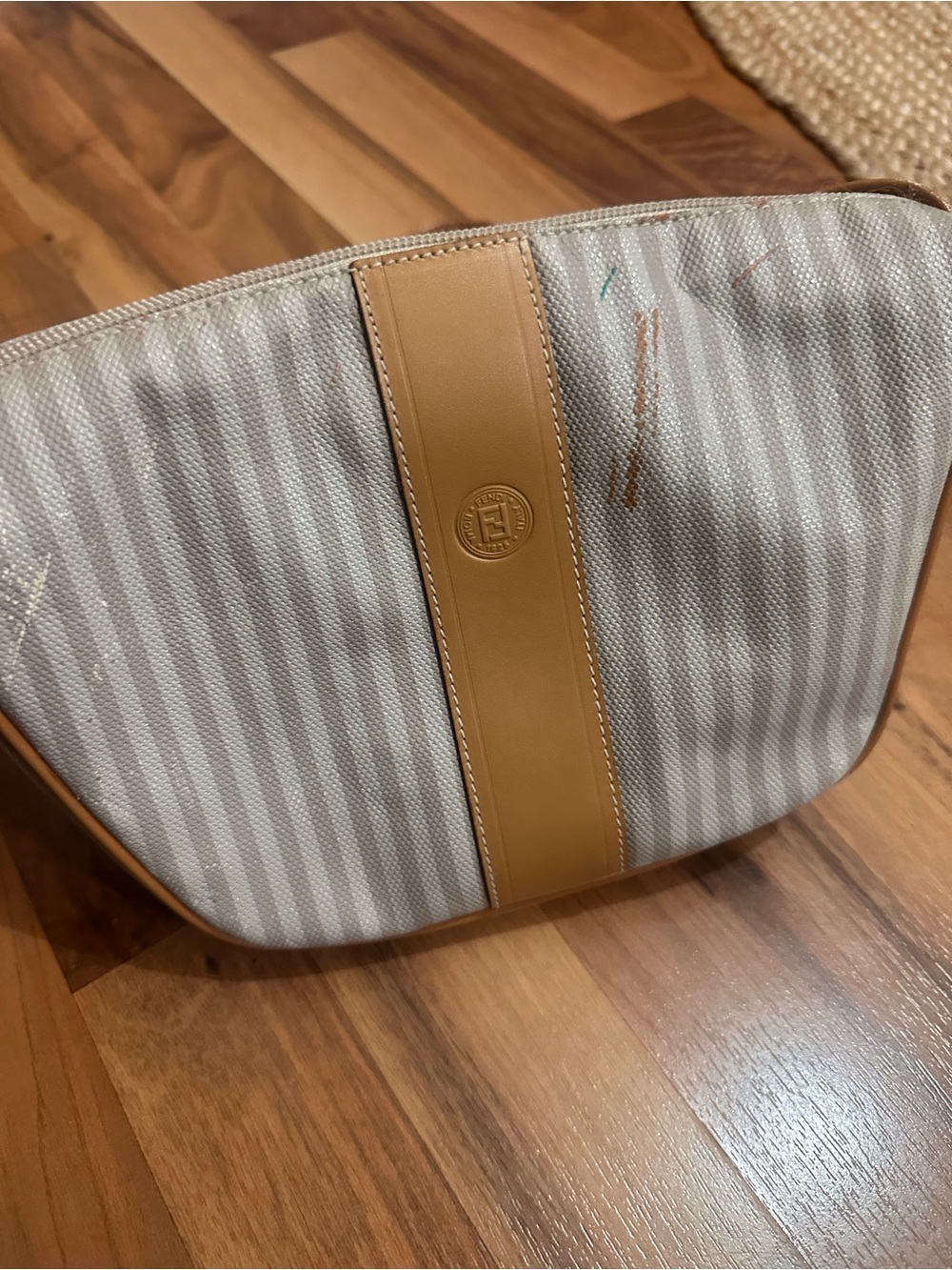 💯 Authentic Fendi Cream and Tan Leather-Trim Saddle Bag - Old and worn. - Picture 4 of 9